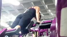Candid Ass & Cleavage - Gym Girl Bent Over In Tights